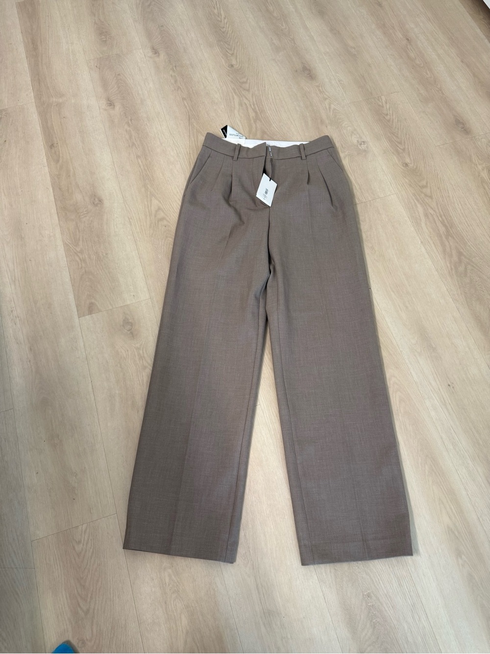 aritzia “the effortless pant” size 6, never worn w tags